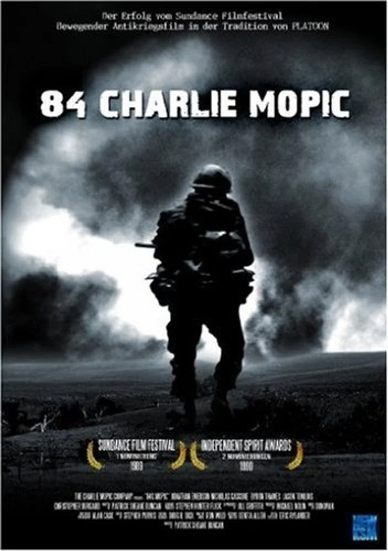 Poster van 84 Charlie Mopic - Témoins De L'enfer