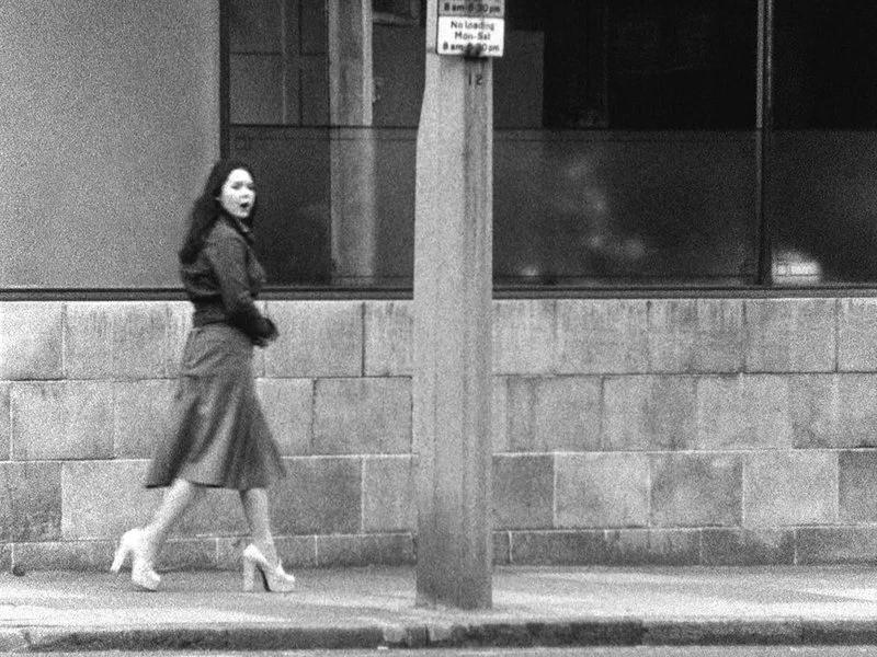 Poster van The Girl Chewing Gum